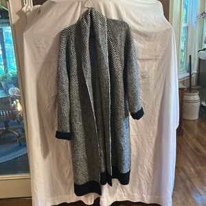 Sweater black with white stripes and pockets